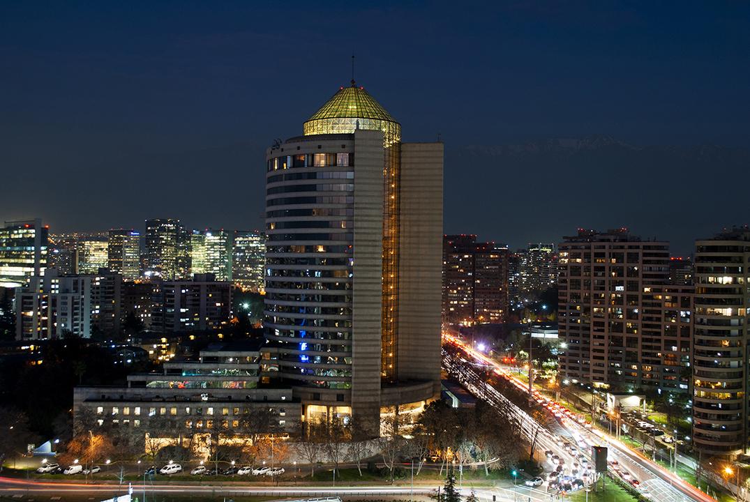Mandarin Oriental, Santiago Hotell Eksteriør bilde The hotel at night