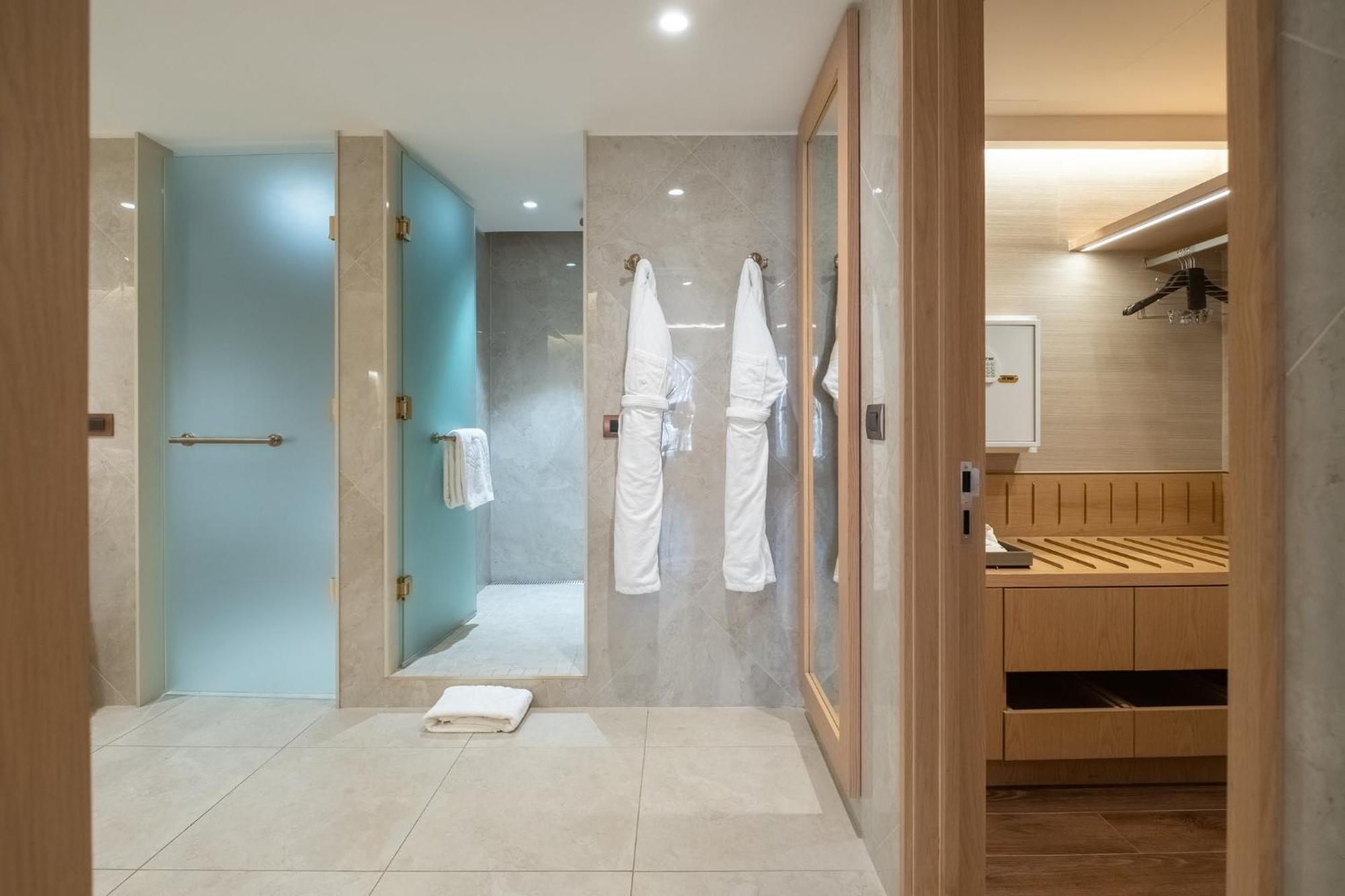 Mandarin Oriental, Santiago Hotell Eksteriør bilde A modern bathroom