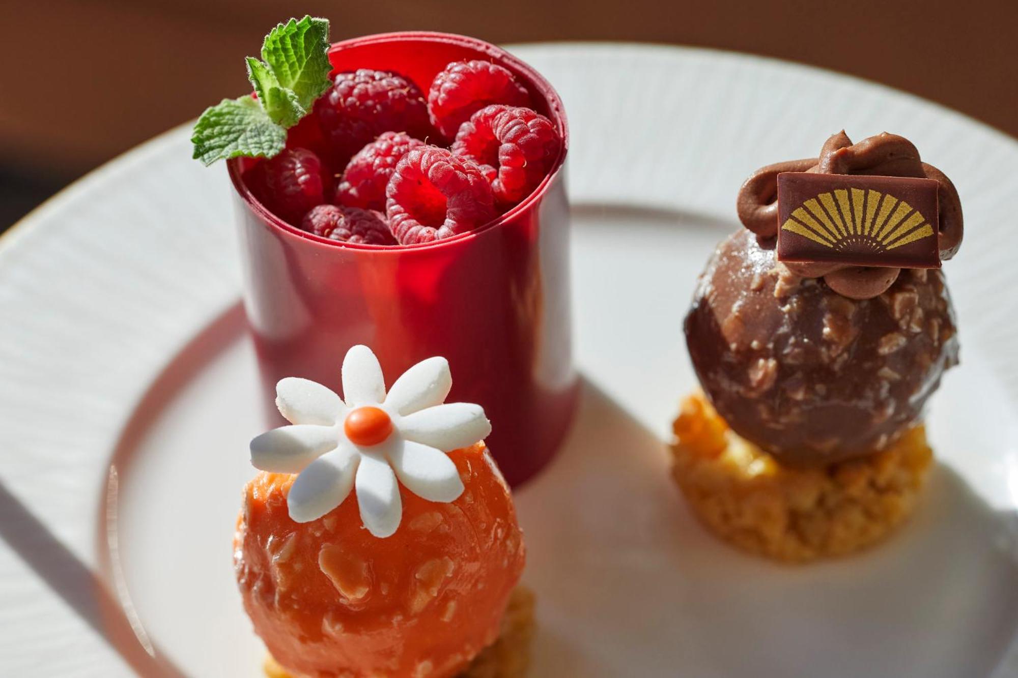 Mandarin Oriental, Santiago Hotell Eksteriør bilde A selection of petits fours