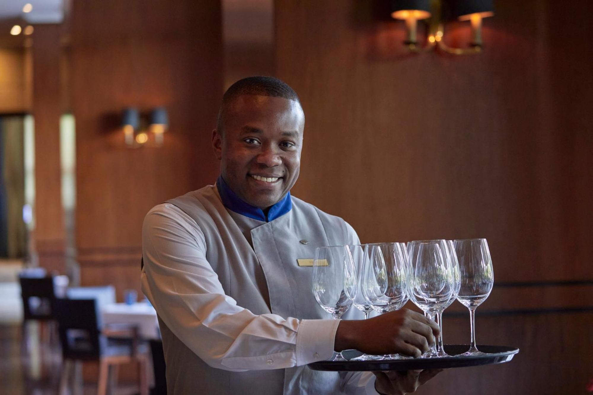 Mandarin Oriental, Santiago Hotell Eksteriør bilde A waiter at work