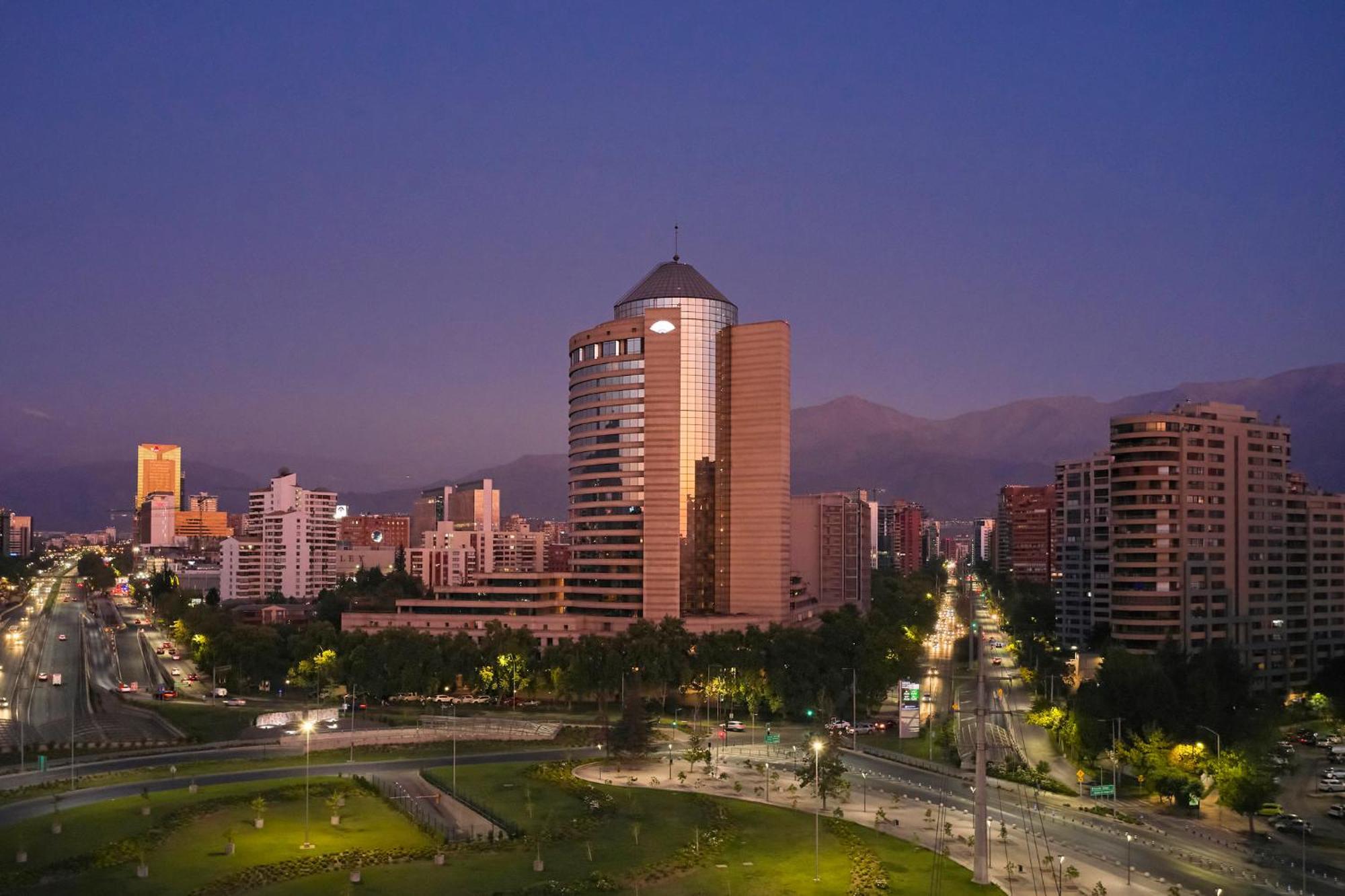 Mandarin Oriental, Santiago Hotell Eksteriør bilde Santiago skyline