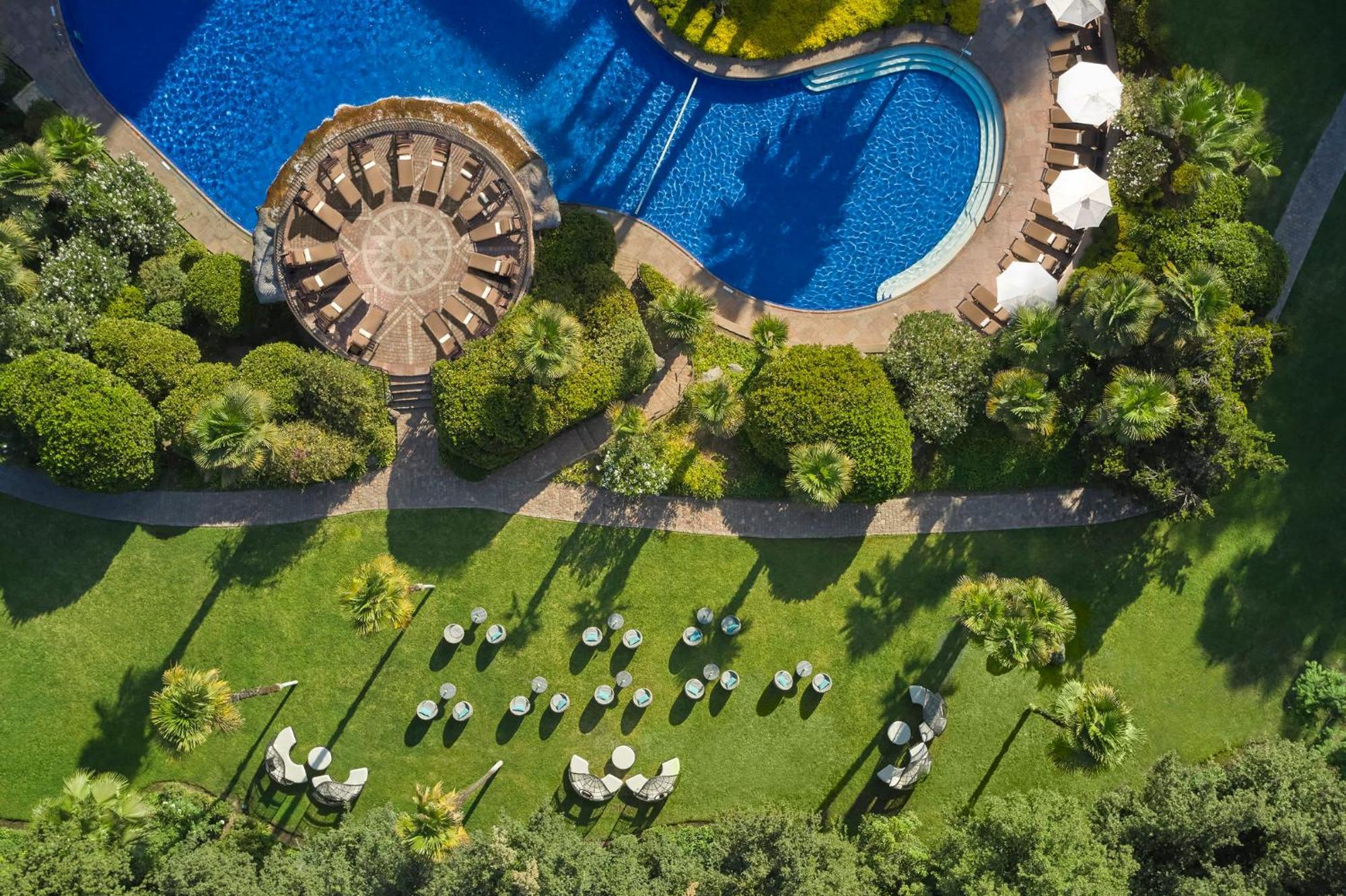Mandarin Oriental, Santiago Hotell Eksteriør bilde Aerial view of the pool at the Four Seasons Hotel